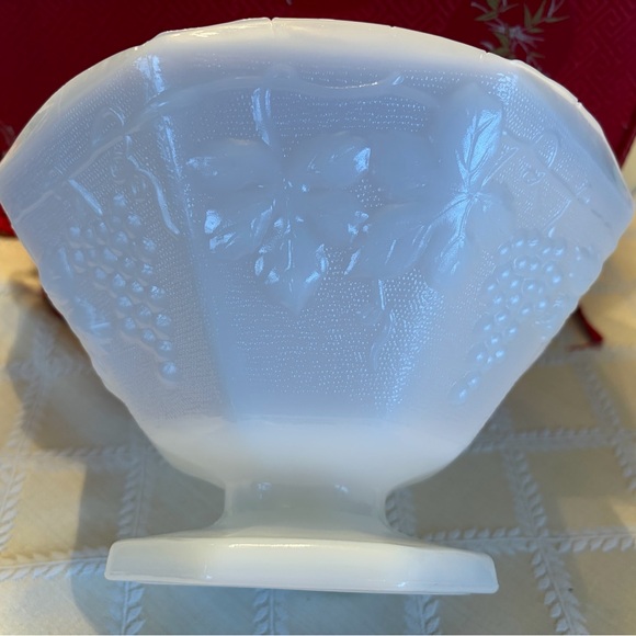 Vintage Anchor Hocking Harvest Grape Milk Glass Footed Pedestal Bowl - Picture 2 of 5